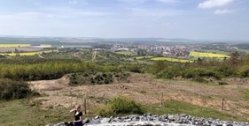 Šlovický vrch s vyhlídkovou mohylou foto