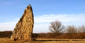 Menhir a betonové křeslo foto